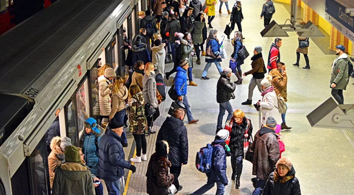 Warszawa: schody w metrze "gwałtownie przyspieszyły". Są poszkodowani