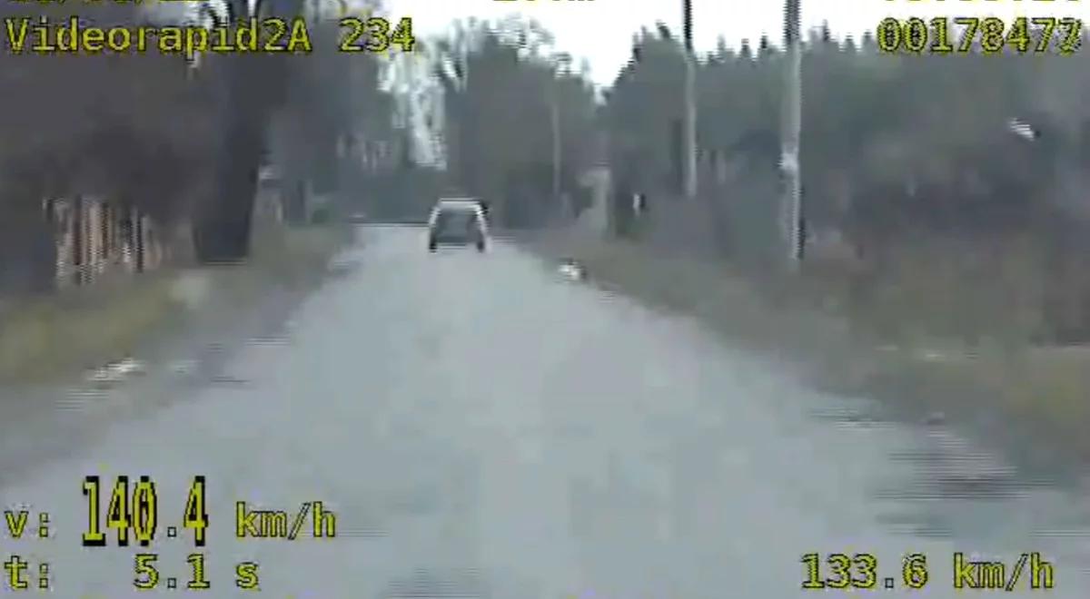 140 km/h w obszarze zabudowanym. 22-latek uboższy o prawo jazdy i 2,5 tys. zł
