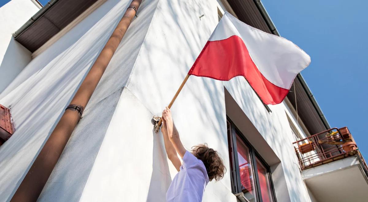 Akcja #MojaFlaga. Wicedyrektor biura "Niepodległa": z dumą wywieśmy biało-czerwone barwy