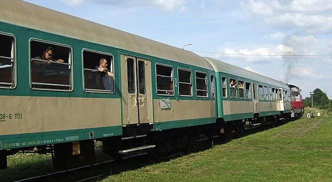 Kibic zginął w drodze na mecz. Wypadł z pociągu