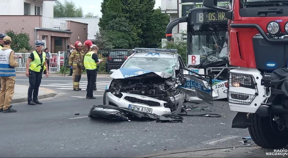 Groźny wypadek w Szczecinie. Radiowóz zderzył się z autobusem miejskim
