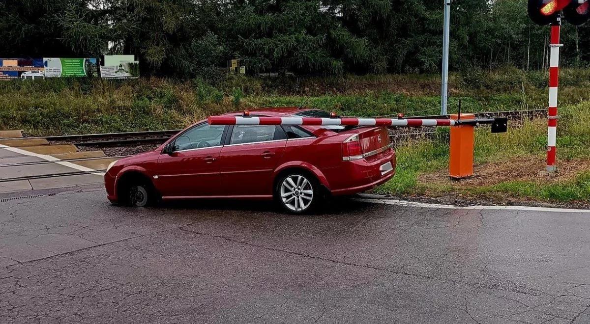Moment grozy na przejeździe. W aucie odpadło koło, pomógł policjant [WIDEO]