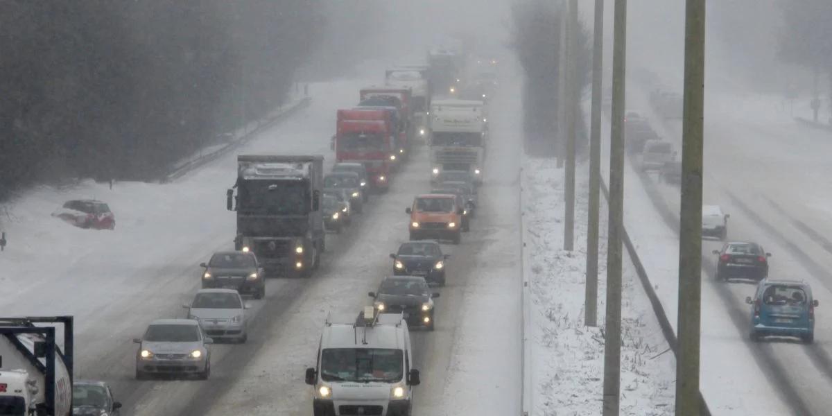 Pogodowy armagedon w Szwecji. Kierowcy utknęli w ogromnych korkach