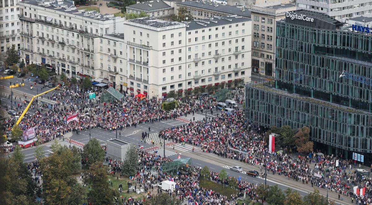 Marsz KO. Policja: ponad dwa razy mniej autokarów z manifestantami niż w czerwcu