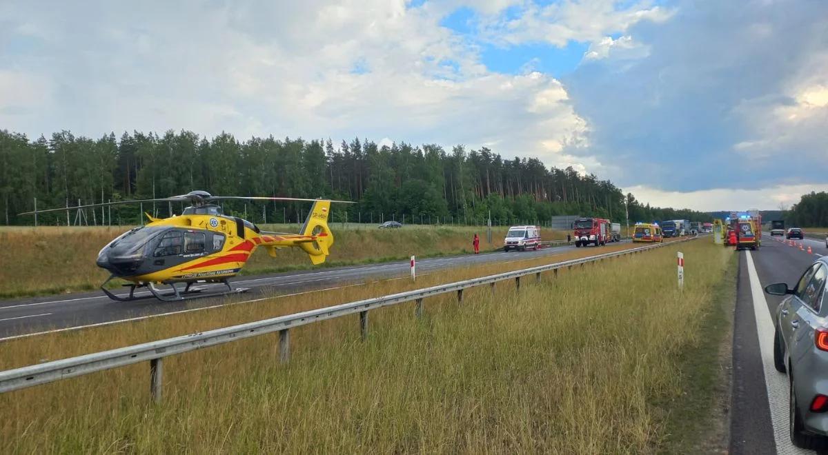 Dwie osobówki zderzyły się z busem. Są ofiary śmiertelne, na miejsce skierowano śmigłowce