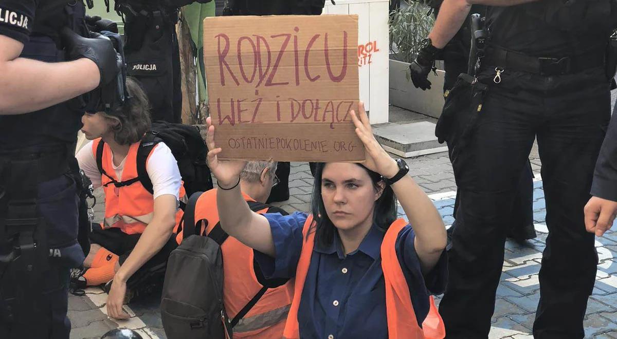 "Rodzicu, weź i dołącz". Ostatnie Pokolenie znów blokuje Warszawę, policja użyła siły