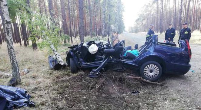 Tragedia na drodze. Mężczyzna zginął na miejcu, ciężko ranna kobieta nie doczekała się pomocy