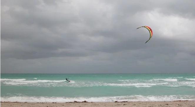 Płynie przez Bałtyk na kitesurfingu
