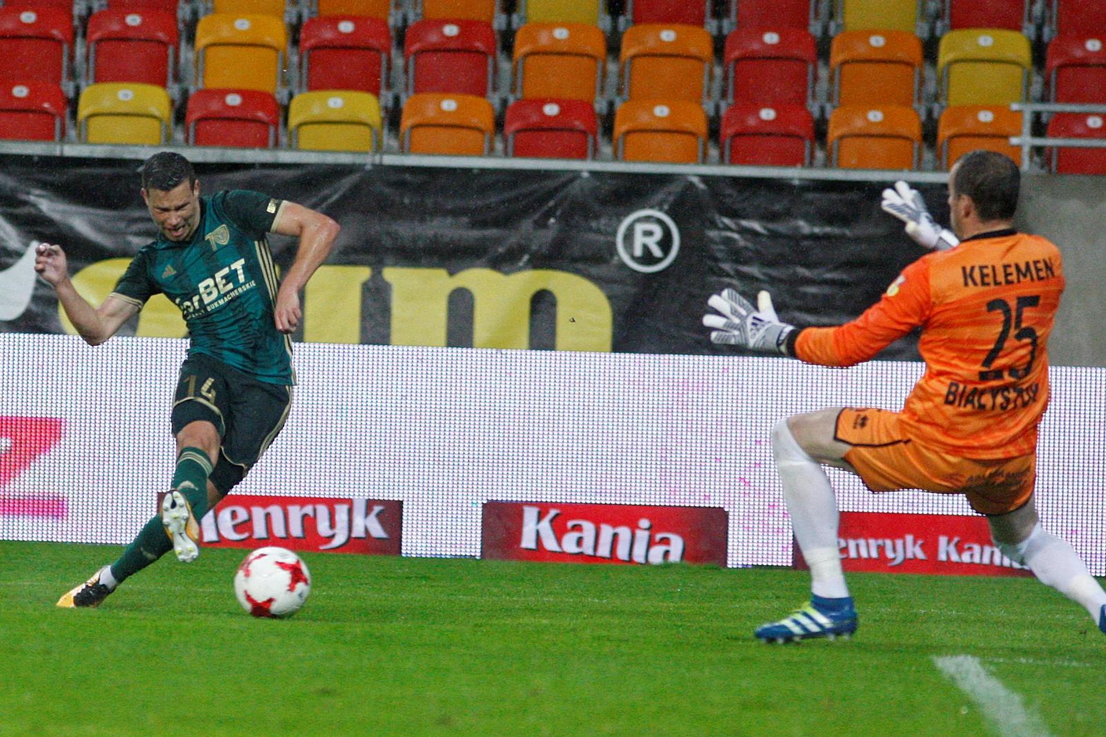 Ekstraklasa: Jagiellonia - Śląsk Wrocław. Mecz zaczął się po przerwie. Deszcz zalał Robaka więc gole strzelali inni