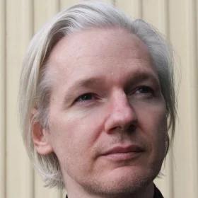 Assange boi się Amerykanów. Prosi o azyl polityczny