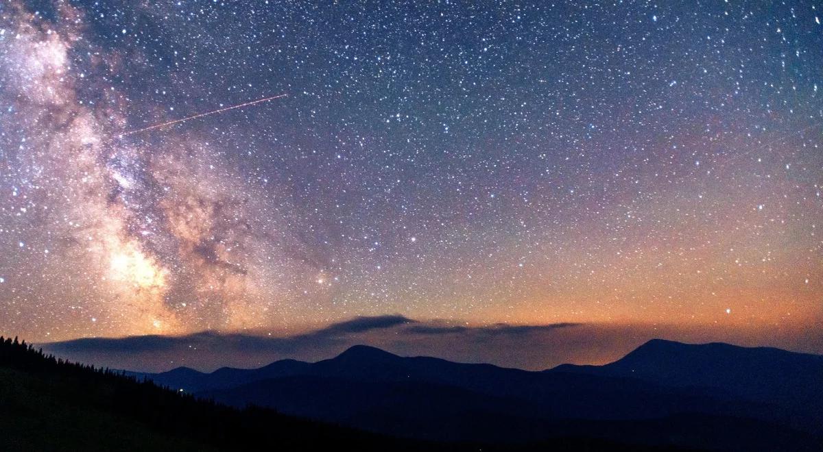 "Spadające gwiazdy" na wieczornym niebie. Zobacz, kiedy można oglądać meteory z roju Perseidów