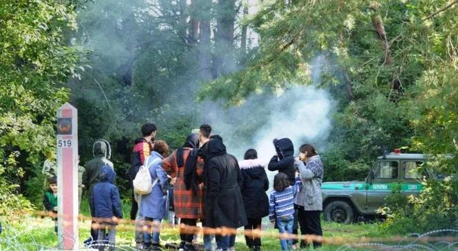 Tak imigranci grają na emocjach i wywierają presję. Oficer Straży Granicznej wyjaśnia ich taktykę