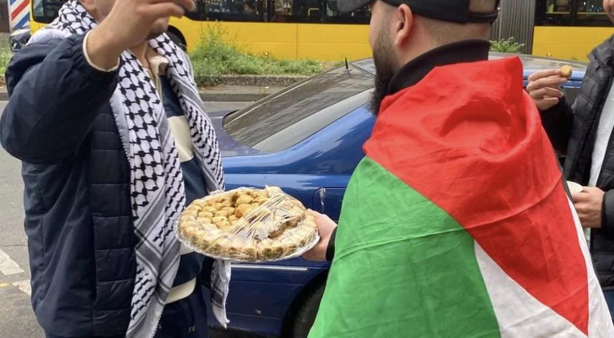 Kolejny skandal w Berlinie.  Zwolennicy Hamasu świętowali atak na Izrael... ciastkami