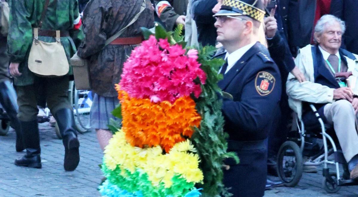 Tęczowy wieniec dla powstańców warszawskich. Olczak: nie idzie za tym całoroczne działanie