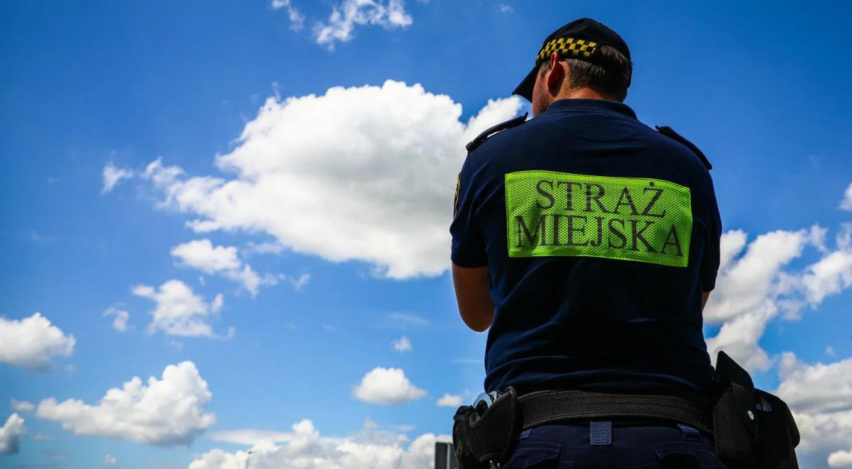 O krok od tragedii. Strażnicy uratowali 2-latkę zamkniętą w nagrzanym aucie