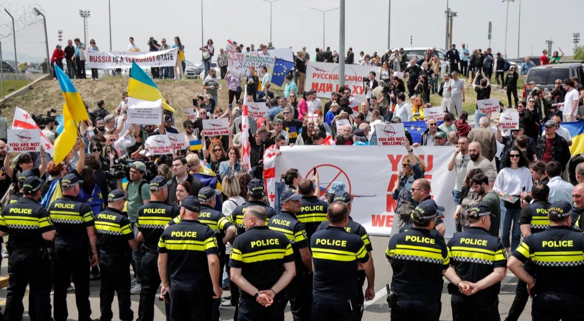 Samolot z Moskwy wylądował w Tbilisi. Przed lotniskiem odbyły się protesty