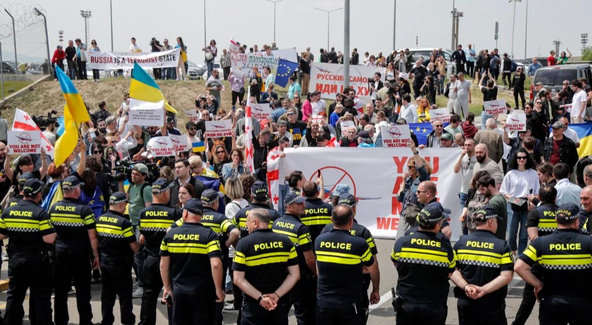 Samolot z Moskwy wylądował w Tbilisi. Przed lotniskiem odbyły się protesty