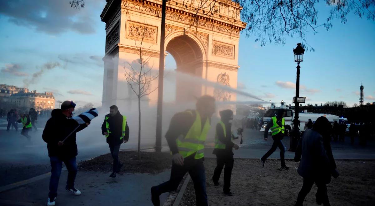 Francja: Emmanuel Macron rozważa całkowity zakaz demonstracji na Polach Elizejskich
