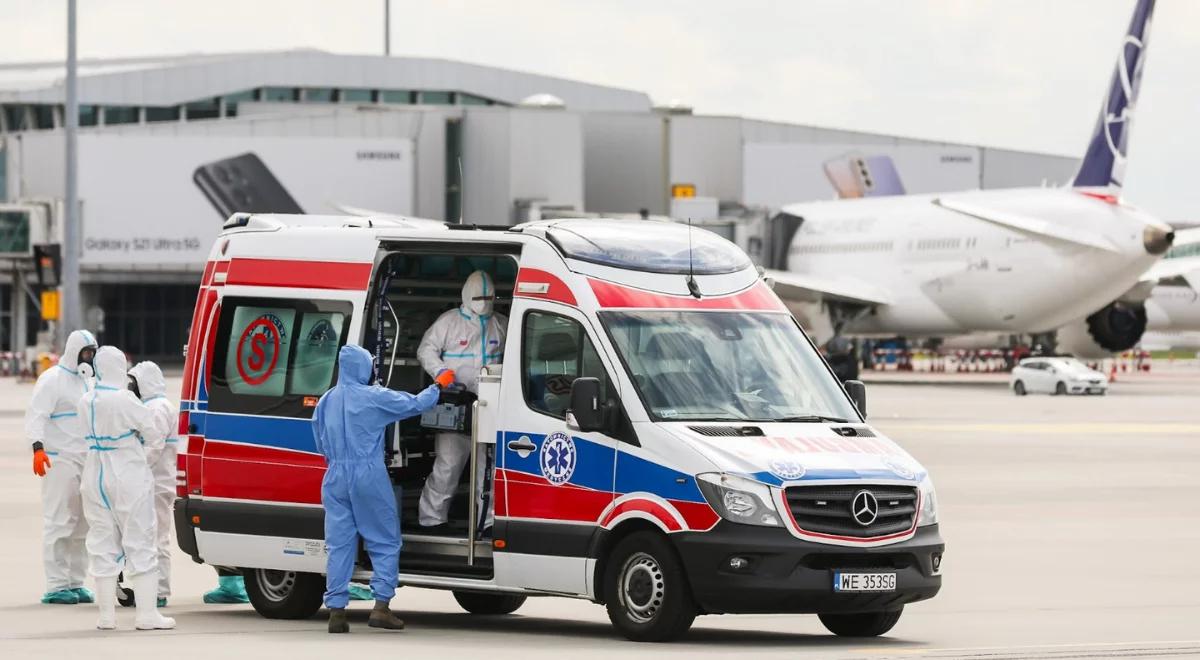 Ciężko chory na COVID-19 polski dyplomata wrócił z Indii. Dr Zaczyński podał nowe informacje