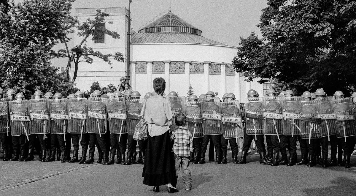 "Przełom w kadrze. 1989”. Przemiany społeczne i codzienne życie Polaków w fotografii 