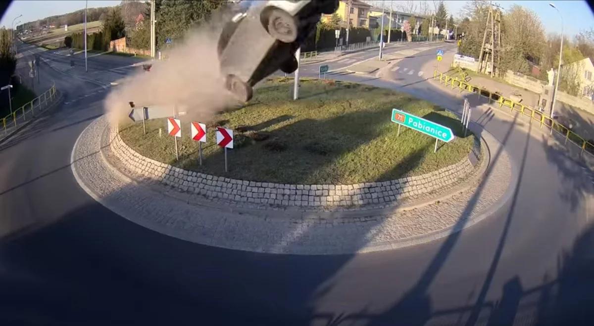 Rozpędzony wjechał na rondo, wyrzuciło go w powietrze. "Ściął sosnę, przeleciał nad pomnikiem papieża"