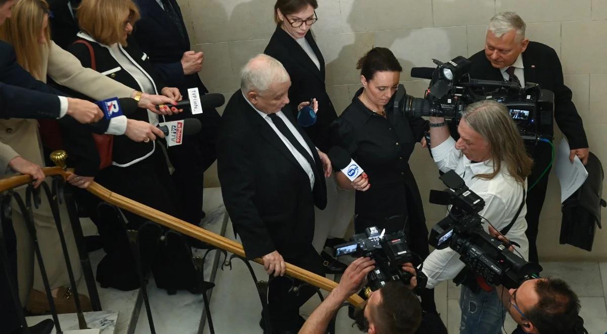Politycy "poza kamerą". Reporter odsłania kulisy sejmowych korytarzy 