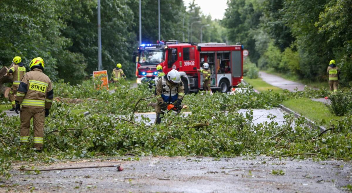 Kilkaset interwencji strażaków po burzach. IMGW wydał kolejne ostrzeżenia