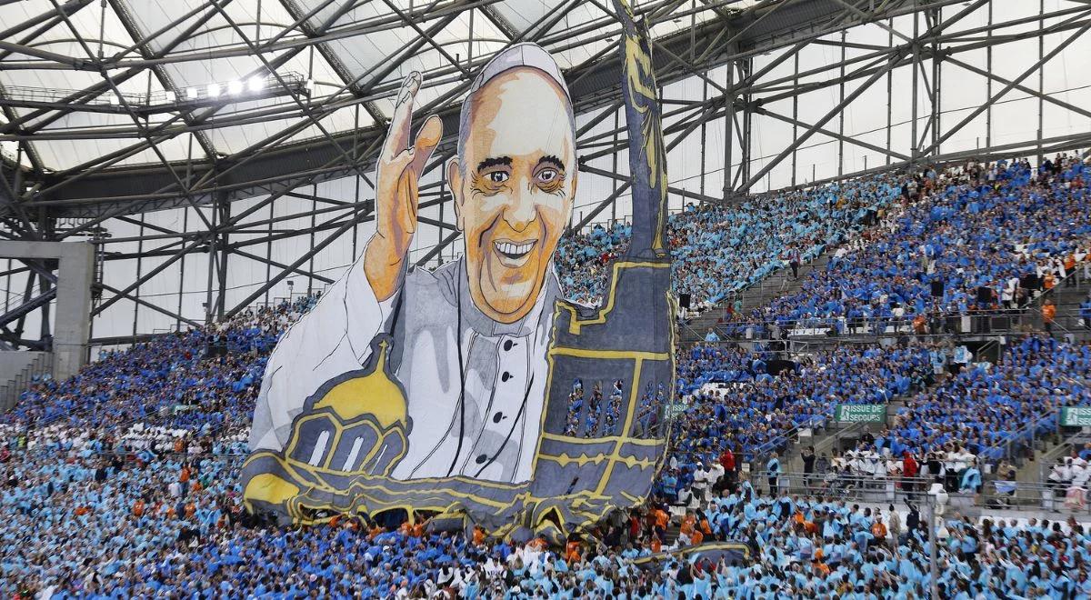 Papież Franciszek odprawił mszę świętą na stadionie w Marsylii. Witały go tłumy wiernych