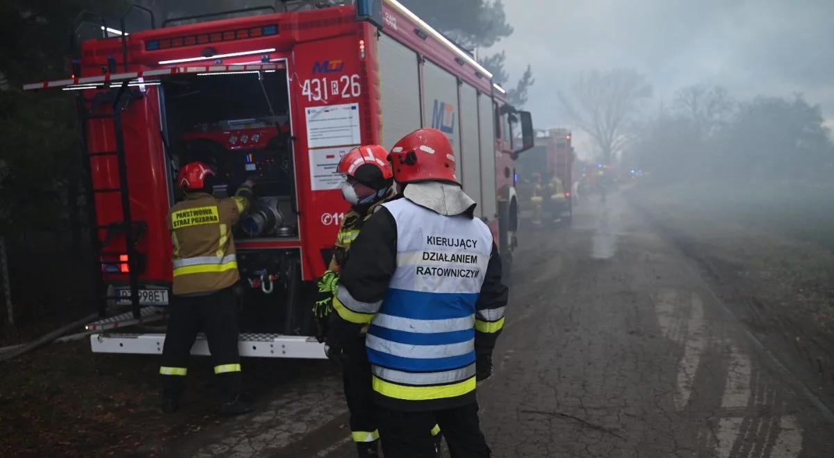 Ogromny pożar hali na Podkarpaciu. Akcję utrudnia silny wiatr