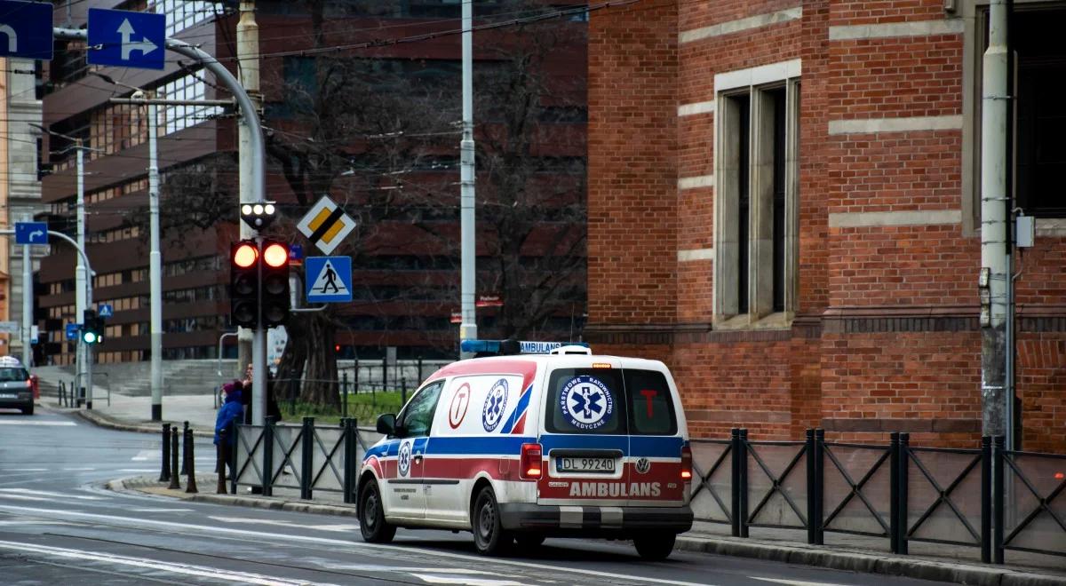 Dziecko wypadło z okna na 3. piętrze. Jego stan jest ciężki