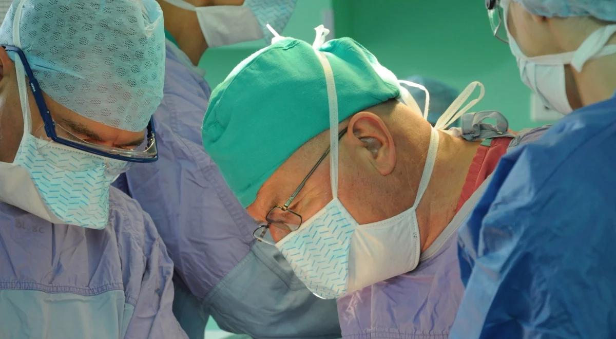Pionierska operacja guza wątroby. "Czuję się świetnie, mógłbym już iść na spacer"