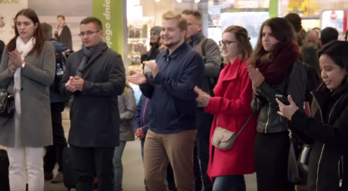 Nowy spot PiS w stylu "flash mob" zachęcający do udziału w wyborach