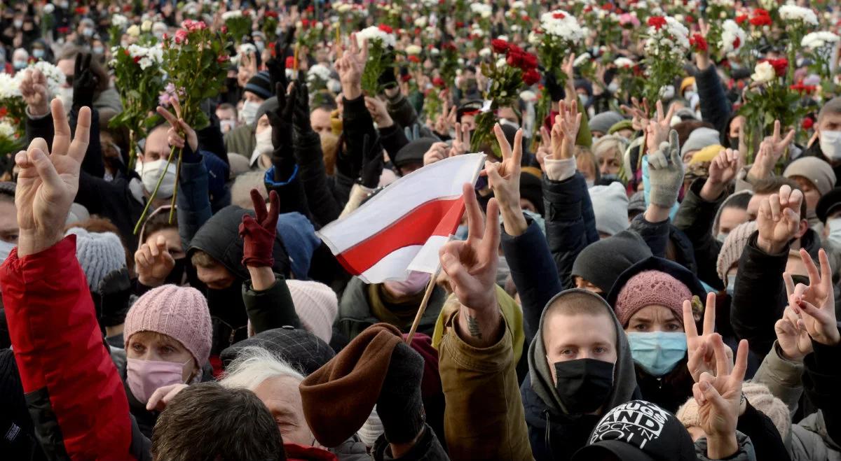 Kolejny dzień protestów na Białorusi. Zatrzymano ponad 300 osób
