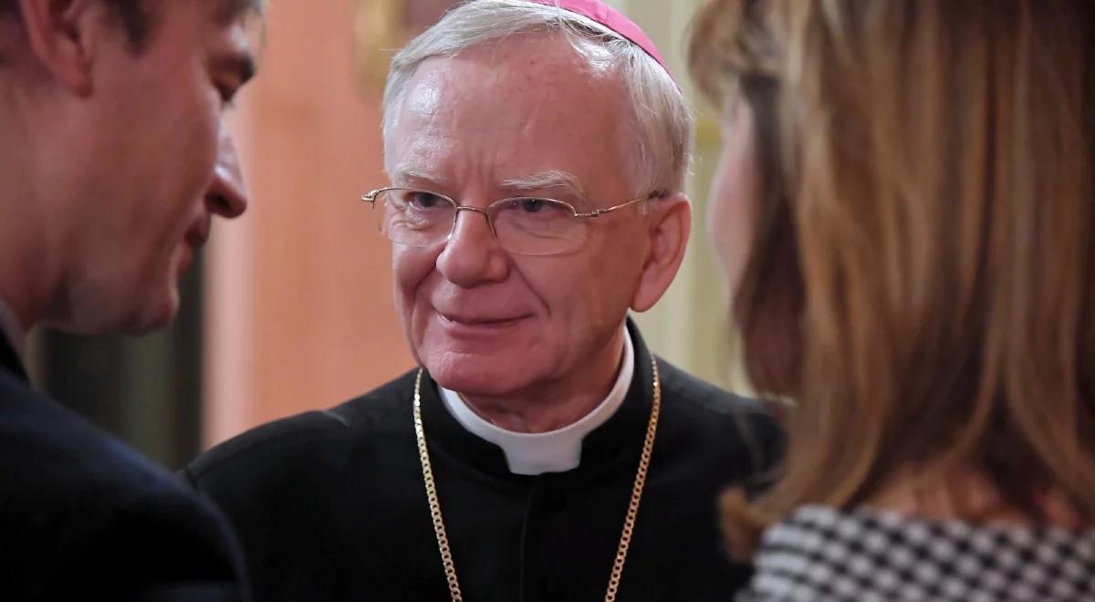 "Pokazuje drogowskazy do zbawienia". Abp Jędraszewski z nagrodą im. Ciesielskiego