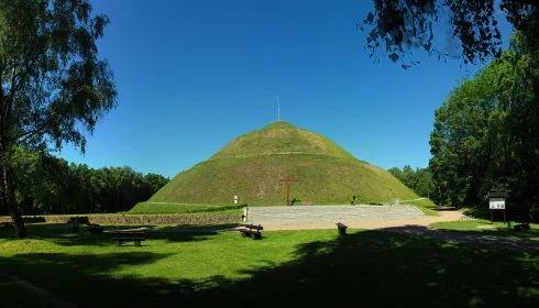 Ziemia z miejsca katastrofy na Kopcu Piłsudskiego