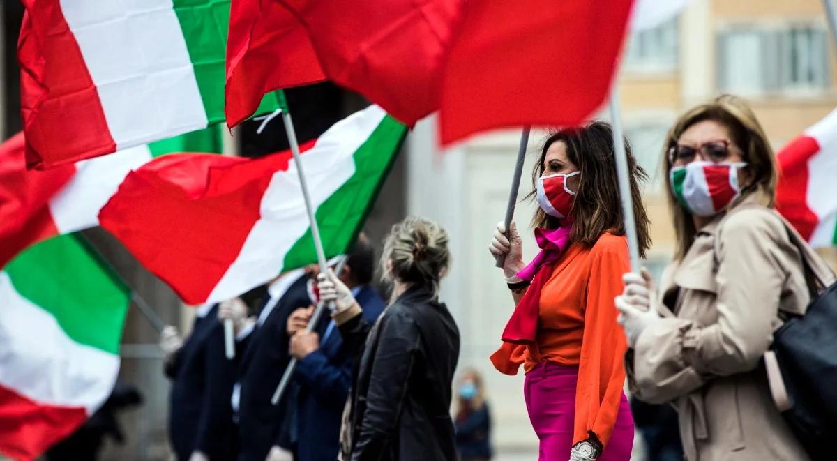 W Neapolu tłumy na deptaku, w USA ponad 1.3 tys. ofiar w ciągu doby. Koronawirus na świecie
