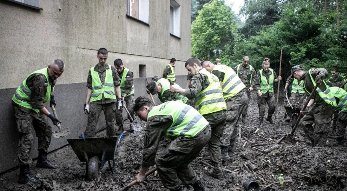 "Umacnianie wałów i porządkowanie gospodarstw". WOT pomaga usuwać skutki ulew na Podkarpaciu