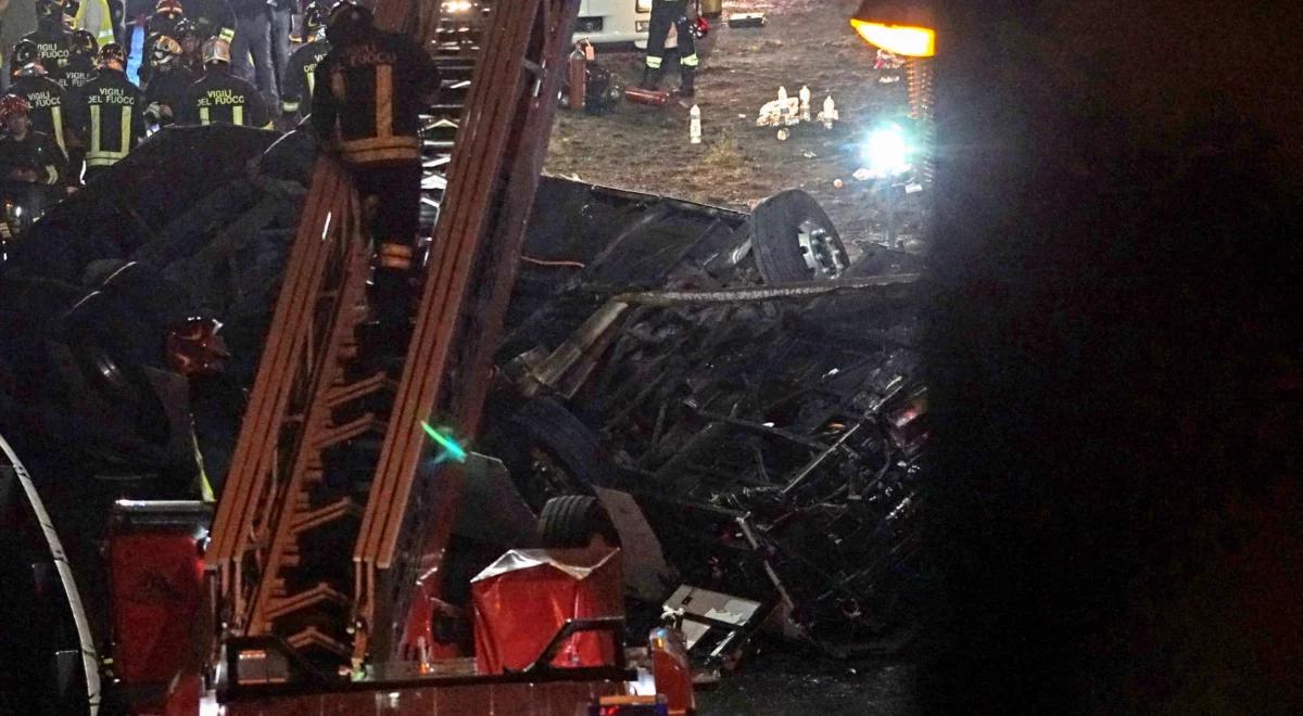 Tragiczny wypadek  we Włoszech. Autokar spadł z wiaduktu i stanął w płomieniach