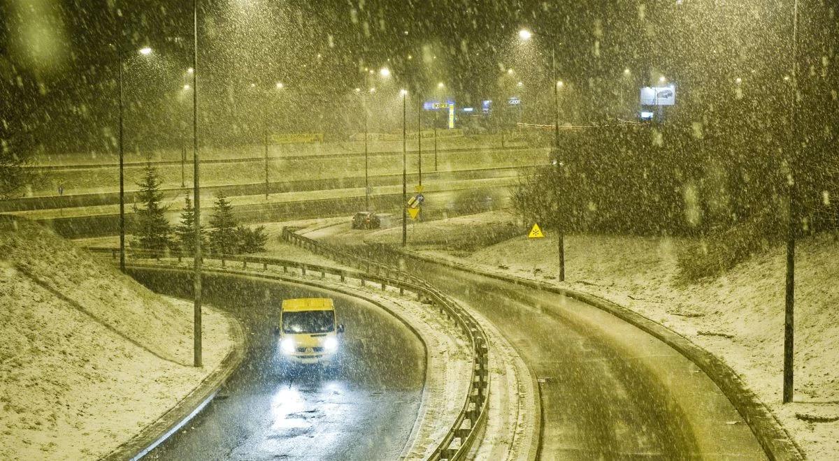 Marznące opady deszczu, śnieg i mróz. Trudne warunki na drogach w nocy