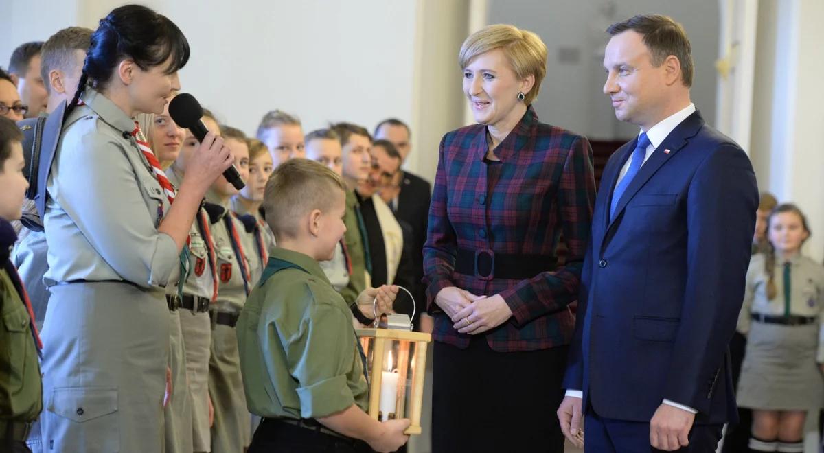 Prezydencka para odebrała od harcerzy Betlejemskie Światło Pokoju