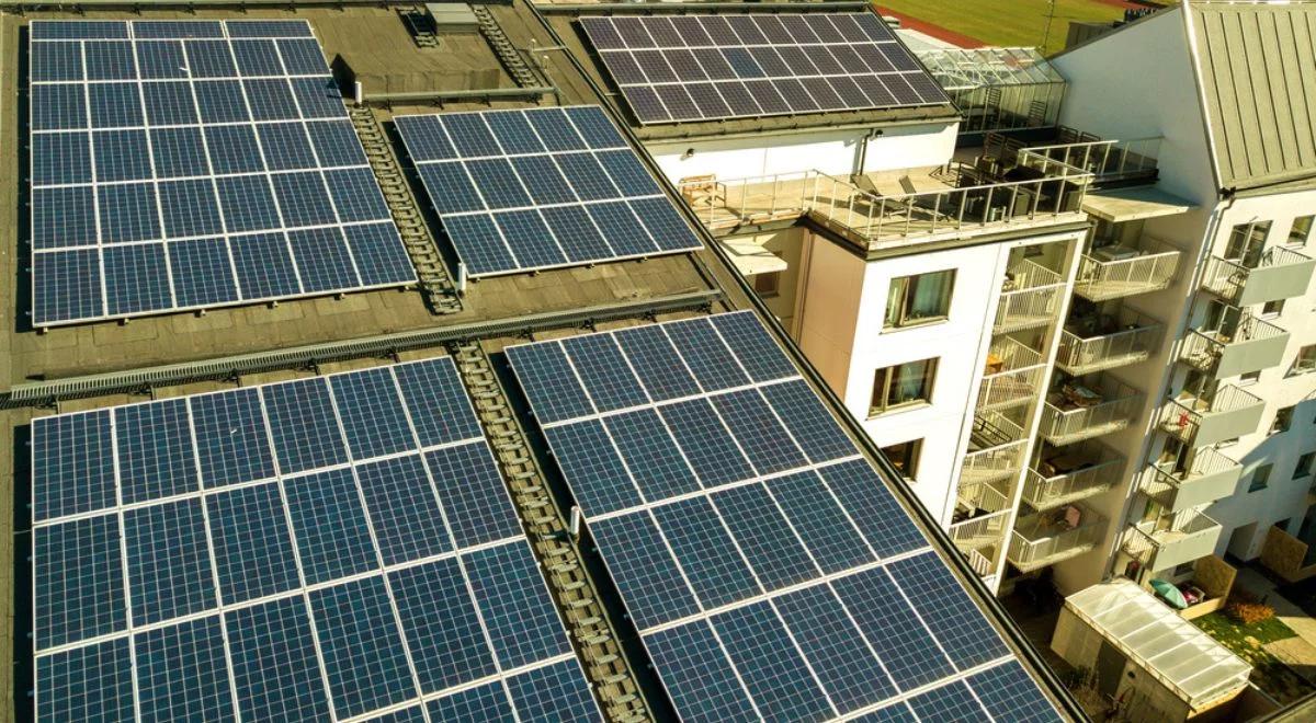 Za nadwyżkę energii z osiedlowych paneli słonecznych będą wypłacane pieniądze