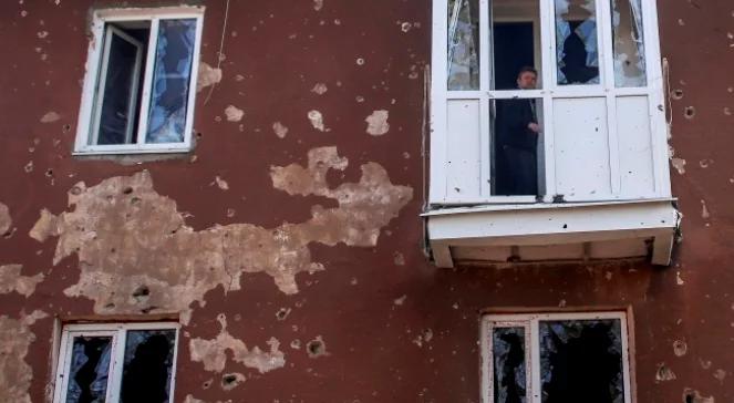 Pocisk uderzył w przystanek w Doniecku. Ośmiu zabitych