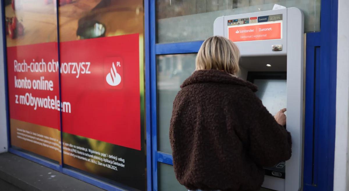 Wypłaty z kont klientów Santandera. Bank podał dokładną kwotę