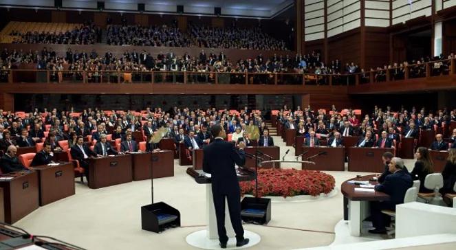 Przełomowa decyzja parlamentu: zniósł zakaz noszenia spodni przez posłanki