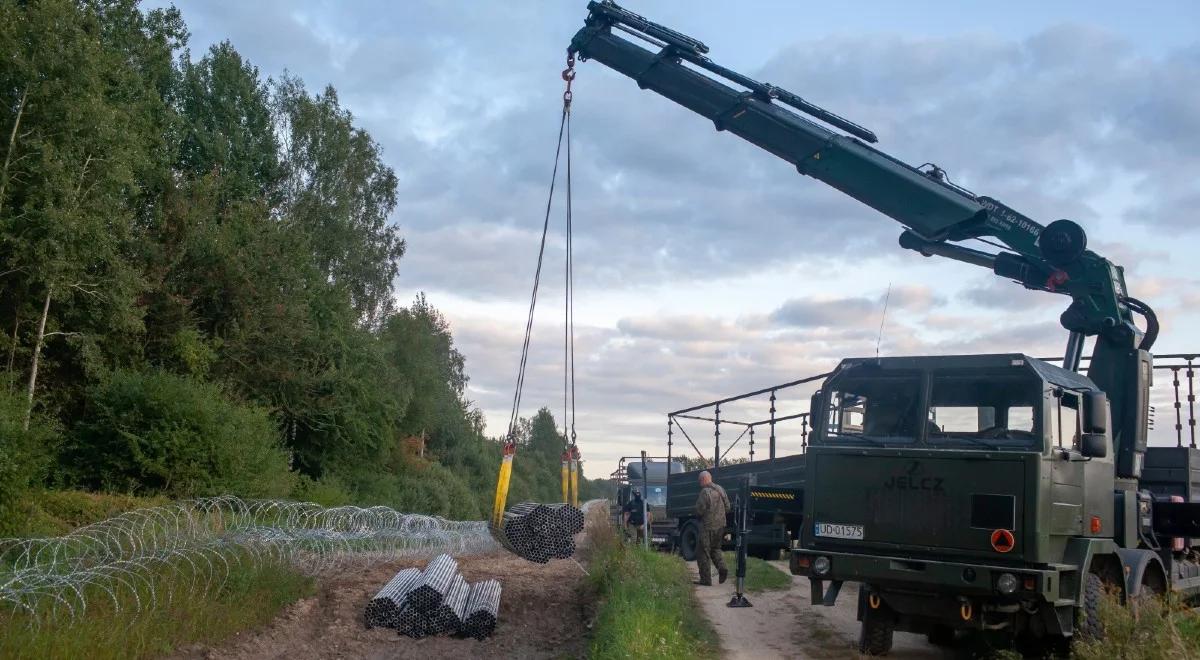 Wojsko dobudowuje kolejne kilometry ogrodzenia na granicy. Pod nim "rozłożone są trójwarstwowe zasieki"