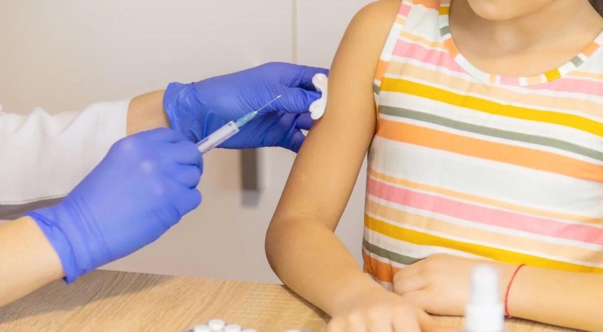 Trzecia dawka szczepionki dla dzieci coraz bliżej. Szef MZ podał spodziewany termin wystawienia skierowań