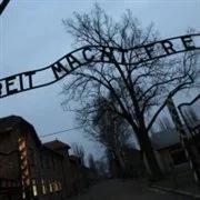 Napis z Auschwitz może nie wrócić  nad bramę