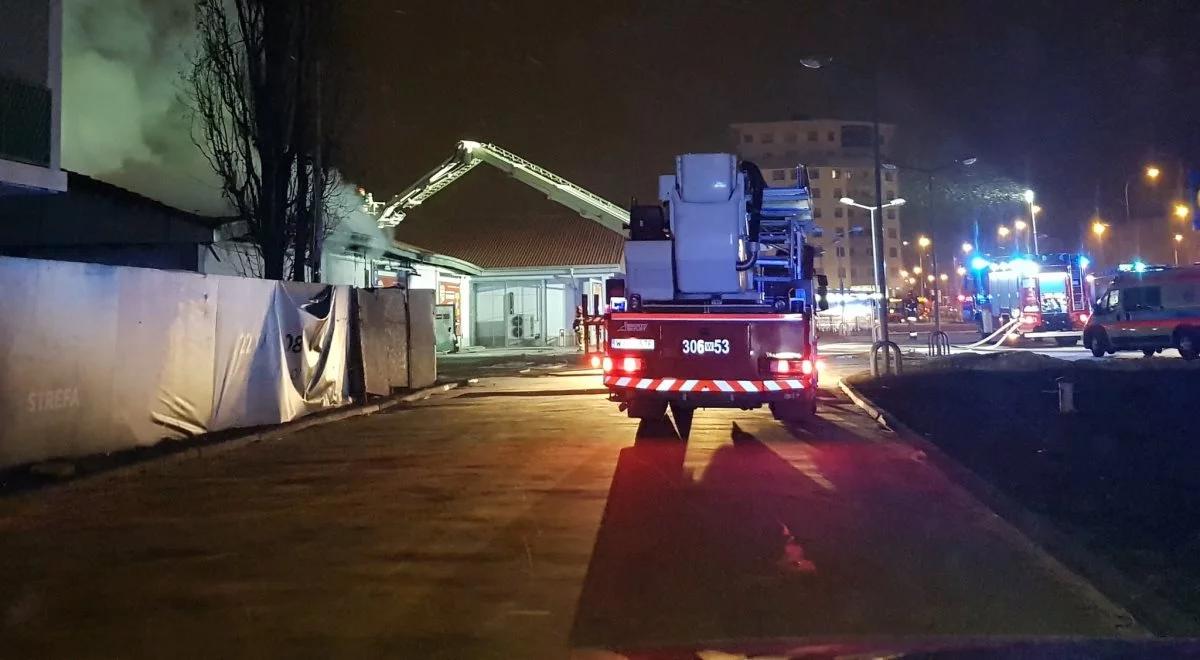 Pożar Lidla przy ul. Kasprowicza w Warszawie. Zawaliła się część dachu