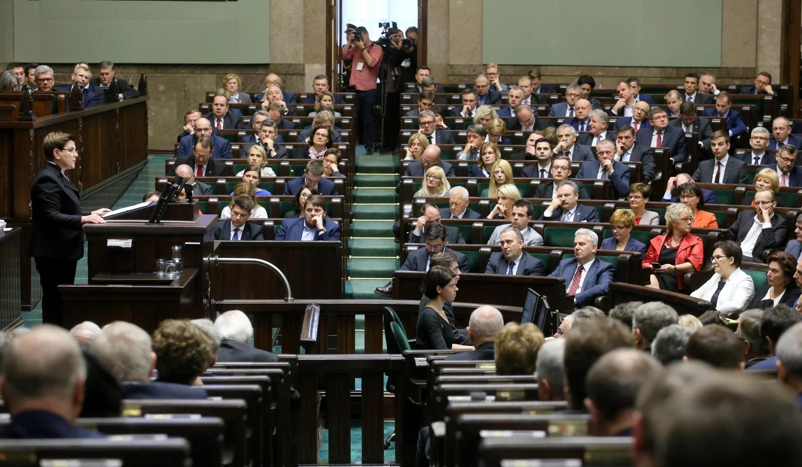 Eksperci i politycy o expose premier Beaty Szydło: zabrakło konkretów, a jak już są, to budzą wątpliwości