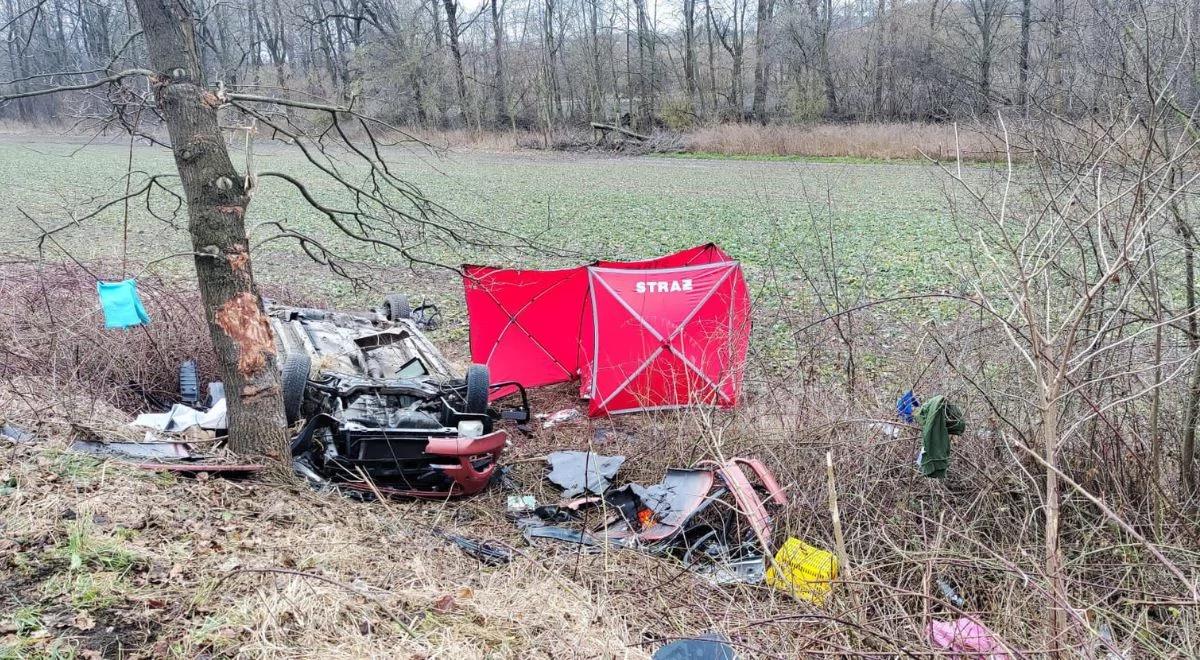 Tragedia koło Otmuchowa. Dachował i uderzył w drzewo, nie żyją dwie osoby